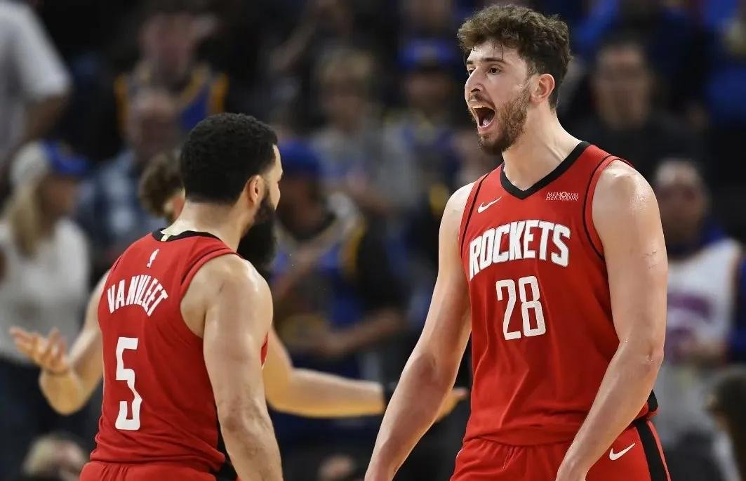 开云在线-莱万多夫斯基迎来十二赛季高光表现，快船球迷沸腾！