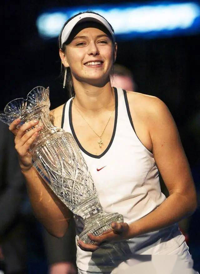 开云官网-莎拉波娃重返赛场，锐不可当首场状态出色，C9观众沸腾！的简单介绍